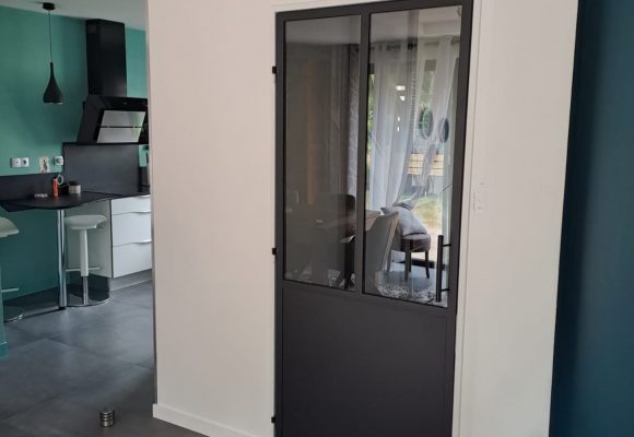 Porte et cloison vitrée – Ouvrir l’espace cuisine, cloisonner l’entrée et le séjour
